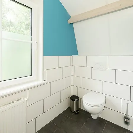 Lively Cottage Near Lake In Schellinkhout Ferienhaus
