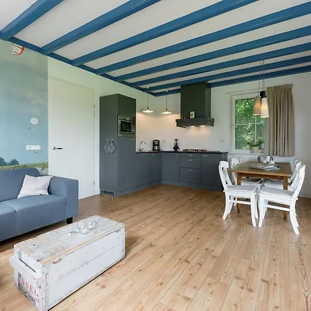 Lively Cottage Near Lake In Schellinkhout Ferienhaus *